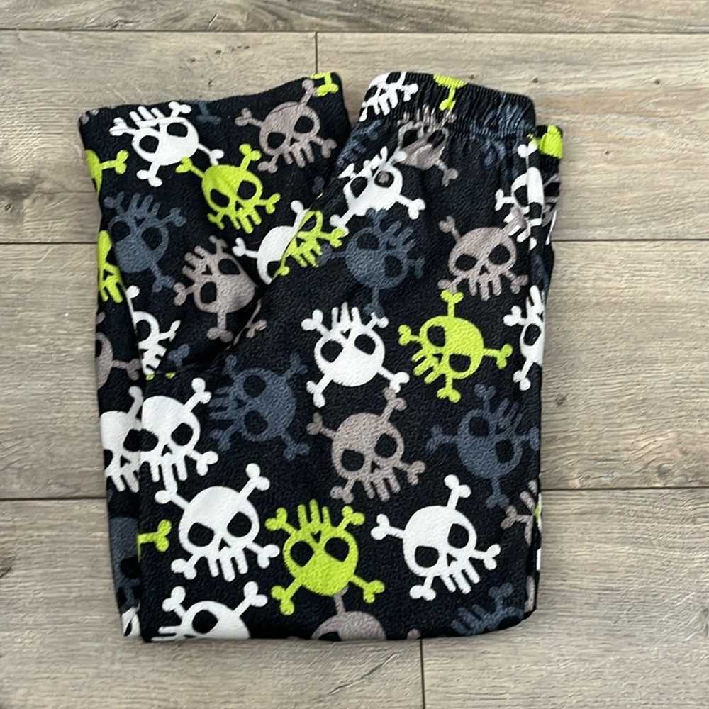 Skulls and cross bones pajama pants. Size 6/7 small
